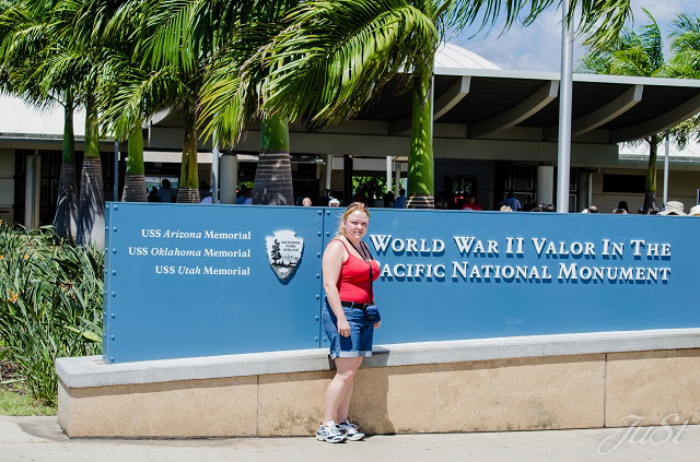 Bild Jule am Eingang von Pearl Harbor