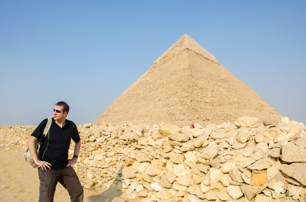 Alex und Ente vor der Pyramide