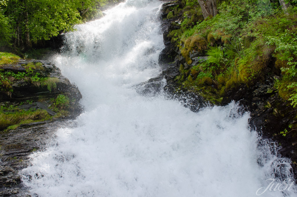 Wasserfall auf der Abfahrt vom Dalsnibba