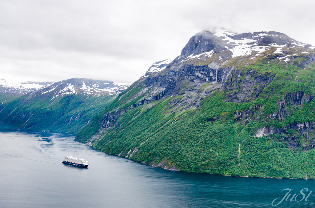 Die Mein Schiff von aus dem Geiranger Fjord