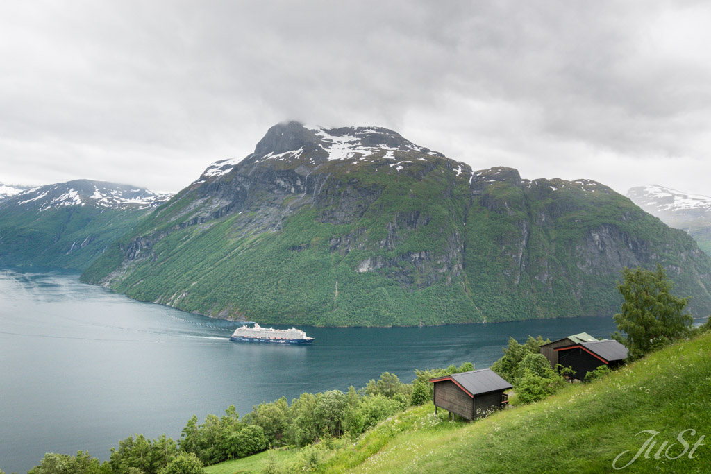 Die Mein Schiff von aus dem Geiranger Fjord