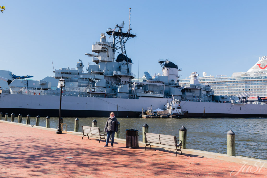 Jule und USS Wisconsin in Norfolk